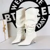 Botas longas brancas de salto alto, bico fino e salto fino, extremamente estilosas, de perna larga, acima do joelho, cano alto, botas de cavaleiro