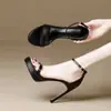 2026 Nuevas Sandalias de Plataforma Ultra Altas Negras Sexy SW de Una Tira con Punta Abierta y Tacón Fino Impermeables para Verano