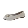 Sapatos baixos de peça única para mulheres 2026 novo estilo com pérolas, fundo plano, slip-ons, mocassins, versáteis com saias, para o trabalho, sola macia, sapatos para dirigir