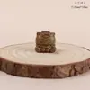 Oso de madera de durazno tallado lindo con pantalones, pequeño accesorio de tallado en madera, accesorio de manualidades, llavero tejido, colgante para bolsa, accesorio