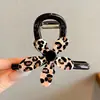 Pinza para el cabello de tamaño mediano de lunares blancos y negros estilo francés, diseñada para la parte trasera de la cabeza, un accesorio para el cabello nuevo y elegante con un aspecto sofisticado y con estilo