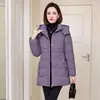 Chaqueta acolchada de algodón de longitud media con temperamento de alta gama para mujer, versátil para el invierno, a la moda, engrosada, corte ajustado que estiliza, abrigo cálido