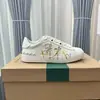Nuevos Zapatos Deportivos Blancos Versátiles de Estilo Europeo de Primavera Zapatos Blancos Casuales de Lujo con Tachuelas Unisex de Caña Baja Zapatos Transfronterizos