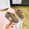 Tênis de treino alemão para meninas estilo coreano com blocos de cor, nova coleção primavera/outono 2026, sola macia, design versátil, adequado para meninas mais velhas, calçados casuais