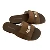 Sandalias Planas de Metal Retro Francés para Mujer Verano Uso Exterior 2026 Nuevo Estilo Suela Suave Versátiles Sandalias de Una Tira