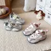 Zapatos deportivos para niñas, nueva colección otoño 2026, zapatos infantiles casuales de malla transpirable, zapatillas de malla de moda estilo entrenamiento alemán, zapatos de skate para niñas