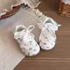 Zapatillas de entrenamiento alemanas para niñas 2026 otoño nuevo modelo zapatillas deportivas de malla transpirable para niñas zapatillas casuales versátiles de suela blanda antideslizantes