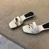 Sandalias de Mocasín para Mujer para Uso al Aire Libre, Estilo Coreano de Moda 2026, Versátiles y Elegantes, de Tacón Bajo, Únicas y Chic, Sandalias Metálicas
