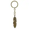 Llavero Decorativo de Cuero para Hombre con Alas de Pluma de Aleación Creativas y Personalizadas, Accesorio Versátil de Estilo Retro Artístico Simple