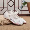 Grulla Blanca de Almohada 2026 Modelo Nuevo Tacón de Cuña Estilo Floral Étnico Zapatos de Baile Bordados con Aumento Interno de Altura para Madres y Mujeres