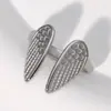 Anillo de acero de titanio europeo y americano de nicho con diseño de ala creativa, estilo personalizado, chapado en oro, no se decolora, de extremo abierto, anillo de acero inoxidable impermeable