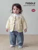 Conjunto de tres piezas de algodón para invierno para bebé niña: abrigo de algodón acolchado con lazo dulce, camiseta básica y jeans para niña