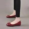 Zapatos de mujer de cuero suave, nuevo modelo otoño 2026, zapatos de tacón grueso de charol, tacón medio con hebilla cuadrada, suela suave versátil, zapatos cómodos para madres