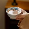 Xícara mestra de cerâmica azul e branca pintada à mão sob o esmalte com motivos de peixe e lótus, borda em formato de flor, xícara de degustação de chá, nova xícara de chá kung fu estilo chinês