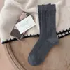 Meias listradas verticais femininas estilo outono e inverno ins versão coreana meias versáteis de cano médio sem costura simples cor sólida material de algodão meias slouch versáteis