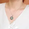 Yuebao Joyería Jade Hetian Plata de Ley S925 Safirina Fantasma de Montaña Flor Hebilla de Paz Estilo Chino Nuevo Colgante de Plata Elegante Fábrica