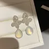 Pendientes de Perlas Colgantes con Patrón Dorado, Pendientes de Flor y Perla, Estilo Francés Elegante, Pendientes de Botón, Sentido de Diseño de Nicho, Lujo Ligero, Sensación de Gama Alta, Adornos para Orejas