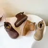 Botas de neve infantis, novo estilo de inverno 2026, com sola macia, antiderrapantes para meninos, forradas com fleece e espessadas, estilo Birkenstock, e sapatos grandes de algodão para meninas
