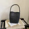 Bolsa de Ombro Cruzada de Novo Estilo Francês de Nicho com Trama Vazada, Bolsa Saco Casual de Grande Capacidade, Bolsa de Braço Estilo Coreano