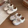 Zapatos de princesa, zapatos para niñas, nueva colección primavera/otoño 2026, zapatos de actuación estilo ballet para niñas pequeñas, zapatos pequeños versátiles de piel, zapatos sencillos para niños pequeños