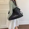 Bolso de Hombro Único Simple para Debajo del Brazo de Gran Capacidad para Mujer, Estilo Nuevo 2026, Bolso Tote de Lona con Lunares para Viajes Cotidianos, Versátil para el Verano