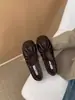 Zapatos Mary Jane planos de punta redonda estilo Chanel con moño, nuevo modelo otoño 2026, zapatos planos poco profundos de una sola tira plisada