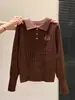 Top de punto corto ajustado color blanco roto para mujer, con cuello tipo polo y diseño de punto trenzado, adecuado para primavera, otoño e invierno, con un estilo suave y preppy.