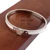 Moda europea y americana simple pulsera de acero de titanio para niñas nicho alto sentido mariposa diamante joyería de acero inoxidable venta al por mayor