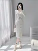 Elegante Vestido de Punto con Cuello en V Estilo Francés para Otoño e Invierno, para Figuras Petite, Corte Ajustado, Bodycon, Por Encima de la Rodilla, Vestido Base de Corte Ajustado