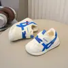 Sapatos para Crianças Pequenas Sapatos para Meninos 2025 Verão Novos Sapatos de Bebê Solado Macio Antiderrapante Tênis Casuais da Moda para Meninas
