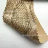 Tecido macio de veludo com estampa de píton, com relevo dourado, em duas tonalidades, lavado, confortável e com bom caimento, adequado para vestidos e roupas de performance de dança.