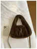 Bolso de mujer elegante de alta gama 2026 nuevo de moda versátil de felpa de mano de un solo hombro moda retro bolso cubo