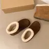 Botas de nieve cortas de moda para mujer, nuevo estilo invernal, de suela plana, forradas de felpa, engrosadas, estilo Birkenstock, zapatos de algodón cálidos, adecuados para estudiantes