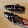 Zapatos Mary Jane modernos y únicos con un tacón discreto, caracterizados por una punta cuadrada y un diseño de una sola tira.