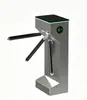 Torniquete de tres brazos semiautomático para control de acceso en parques industriales, especializado para comedores de personal, fabricante de torniquetes de tres brazos verticales para espacios pequeños