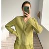 Miyake Tops Elegantes para Mujer Aspecto Adelgazante Ropa de Primavera y Otoño Nuevo Diseño de Cuello en V Tejido de Punto de Nicho Camiseta Camiseta Interior