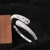 Pulseira Aberta de Zircônia Geométrica Luxuosa Exquisita de Alta Qualidade Moda Europeia e de Metal Personalizada para Mulheres