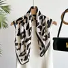 Nueva bufanda de seda cuadrada pequeña con estampado de leopardo para primavera y verano, bufanda de seda con estampado coreano, bufanda para el cuello, bufanda profesional para mujer