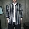 Camisa listrada de manga média masculina 2024 Nova camisa masculina de sete mangas Camisa listrada de algodão e linho de manga média Jaqueta fina para homens