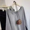 Sudadera Pulóver de Hombro Caído de Manga Larga Color Gris Cachorro Otoño Temprano para Mujer Otoño 2025 Nuevo Estilo Perezoso Holgado Top sin Hombros