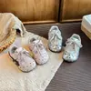 Zapatos para caminar de bebé, zapatos para niñas, nueva colección primavera/otoño 2026, zapatos para bebé de suela blanda, zapatos de lunares para niñas con cierres de velcro, tenis para niños pequeños