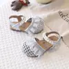 Sapatos de Princesa Vazados para Meninas 2026 Novo Estilo de Verão Sandálias Elegantes com Renda e Pérolas para Bebês