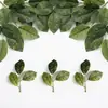 Atacado de fabricante de plantas verdes artificiais, folhas de eucalipto de primavera artificiais, folhas de eucalipto de três pontas, adereços de decoração de guirlanda DIY