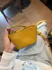 Bolsa Feminina de Palha 2026 Novo Modelo Bolsa de Ombro de Couro Bovino de Primeira Camada Versátil Bolsa Transversal para o Dia a Dia Design de Nicho Bolsa de Axila