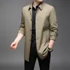 Fornecimento exclusivo transfronteiriço de novos trench coats masculinos de primavera e outono, trench coat executivo de trabalho casual de comprimento médio com lapela para homens