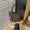 Bolso de cubo retro esmerilado de mano súper popular para mujer de principios de otoño, nuevo modelo 2026, bolso de hombro y cruzado de alta gama para el día a día y el trabajo