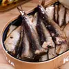 Arenque occidental ahumado importado de Letonia, empapado en aceite, de sabor fuerte, enlatado, pescado enlatado listo para comer con vino y verduras