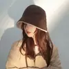 Sombrero de pescador retro de estilo coreano, versátil y reversible con cordones, adecuado para mujeres en otoño e invierno, diseñado para hacer que la cara parezca más pequeña, y proporciona calor y protección para los oídos para actividades al aire libre.