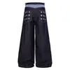 Pantalones de mezclilla anchos color azul oscuro sin lavar con múltiples filas de remaches metálicos en el lateral, cierre de botón, corte holgado, efecto adelgazante, pantalones largos para hombre