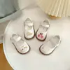 Zapatos de Cuero para Niñas 2026 Otoño Nuevo Estilo Británico Zapatos Pequeños de Cuero Zapatos Huecos de Princesa para Niños Zapatos Planos para Niños Estilo Universitario